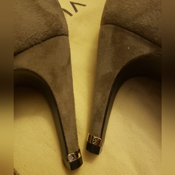 Louis Vuitton suede V Bahiana booties size 38 **Read Details ** - Picture 10 of 13